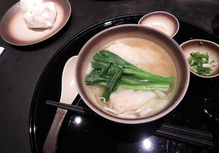 麺料理は、カフェテリアのように、カウンターで注文して、熱々を作ってもらうことができる。