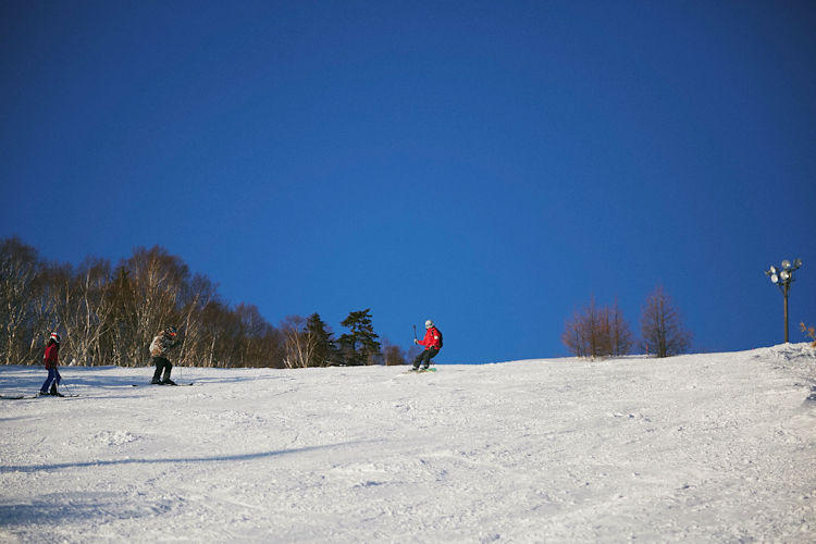 3月の北海道は、極寒シーズンを抜けて気温も少し暖かに。晴天の日には、山頂から絶景を眺めつつ一気に滑りおりて……