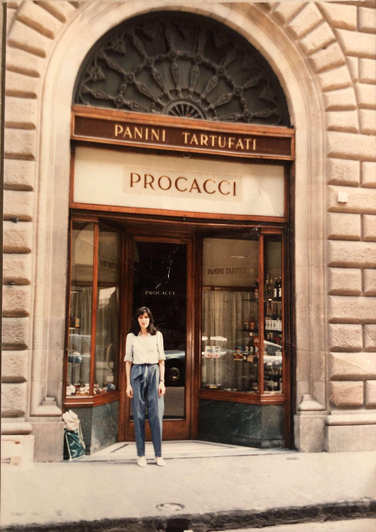 My mother in front of the famed Procacci, in the early 1970’s.1970年代、フィレンツェの有名なバー「プロカッチ」の店の前に佇む母。