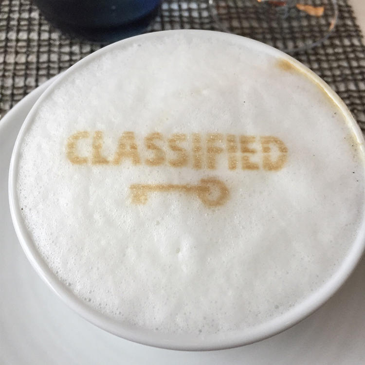 食後のカフェラテも、「CLASSIFIED」のロゴがミルクフォームに。