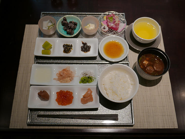 これが、平澤が選んだ「究極の朝食」ラインナップ。普段は洋食派だが、あつあつ白米とご飯のおかずに魅了されて小皿にたくさんとってきました！