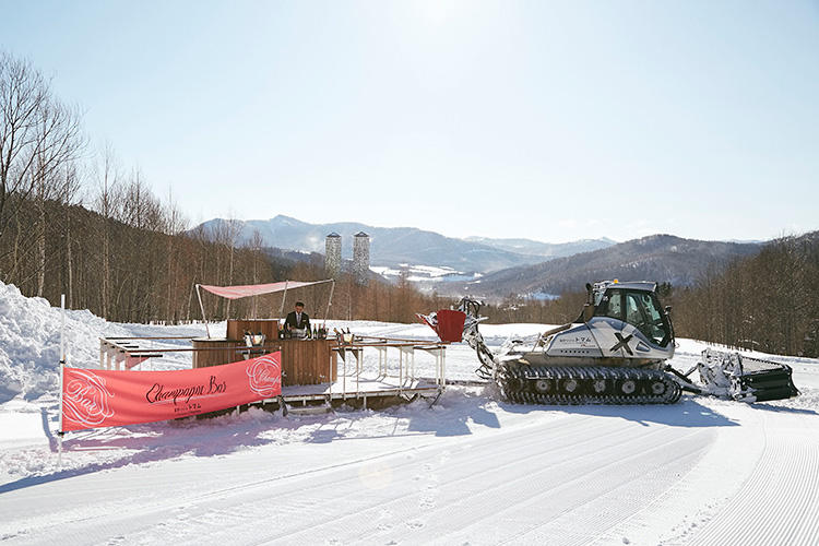 圧雪車でゲレンデの中までバーごと牽引してくるという大胆発想にビックリ！　ゲレンデでシャンパンが飲めるなんて、そんな素敵なサービスが始まったら、行かないわけにはいきません！