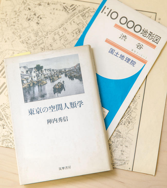 <strong>『東京の空間人類学』 ／ 陣内秀信</strong><br />東京という都市空間を深層から探り、現在の東京の街並みが江戸時代の都市形成と有機的に繋がっていることを明快に解読。野原氏は関西から上京した後にこの著書と出会い、週末ともなると、古地図を携えて夢中で街歩きをしたという。