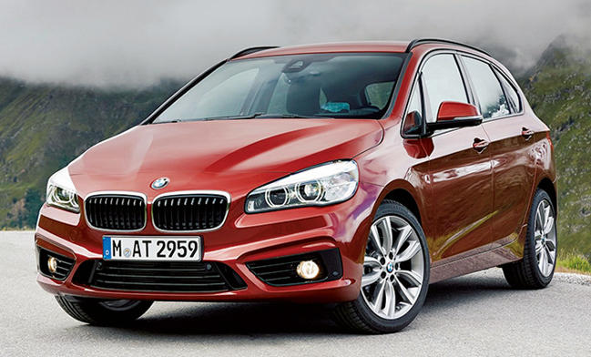 <strong>BMW 2 SERIES ACTIVE TOURER<br />363万円〜541万円</strong><br />アクティブ志向のユーザー向けに作られたコンパクトモデル。1.5リットルガソリンエンジンや2リットルディーゼルのほかPHVモデルも用意されている。遊びのギアが詰め込める468リットルのラゲージ容量も魅力。（BMWカスタマー・インタラクション・センター）