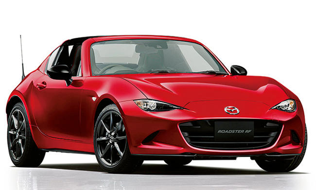 <strong>MAZDA ROADSTER<br />249万4800円〜319万6800円</strong><br />日本が誇る名スポーツシリーズの最新モデル。初代から継承する「人馬一体」のコンセプト通り、1.5リットルのエンジンと軽い車重で大人のオトコも満足させる。走りも軽快だが、17.2km/リットル〜（MT車）と燃費性能も優秀。（マツダコールセンター）