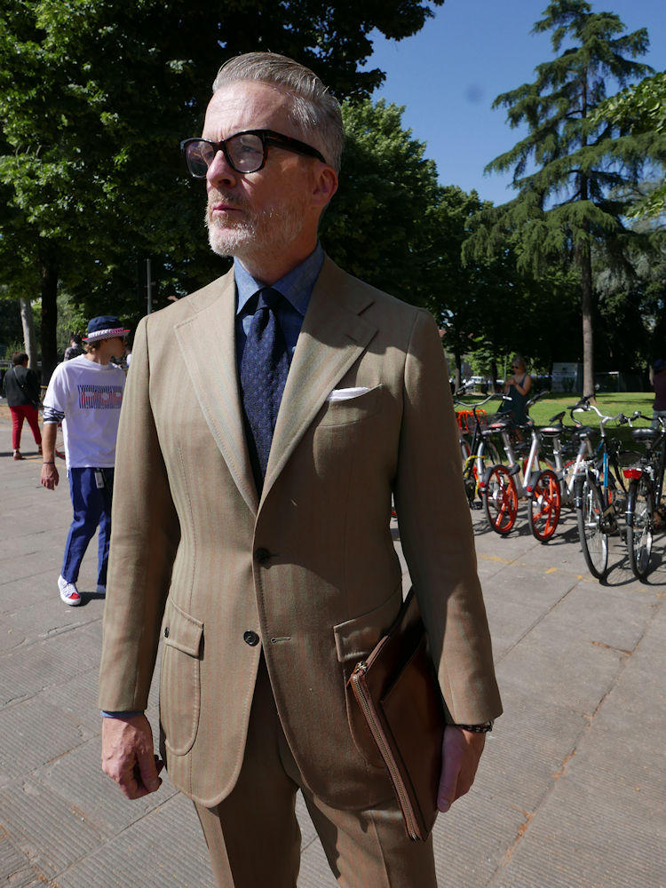 on the 1st day style of Pitti in last june. Sarto Ginza Solaro suits, Stefano Bigi tie,and Bryceland's  denim shirt. 今年の夏のピッティ初日も、デビッドはサルトでオーダーしたソラーロスーツを着用。ブライスランズのデニムシャツに、ステファノ ビジのタイを合わせて。