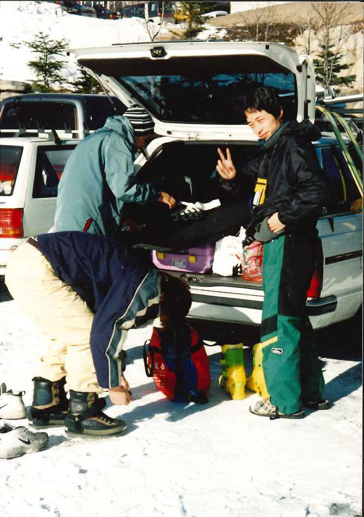 こちらも20歳代前半の奥野さん。「スノーボードの人気がすごく出てきていた時代です。周りはほとんどスノーボード派なのに、なぜかスキーにハマってスノーボーダー達と一緒になってジャンプ台やハーフパイプに入り、滑っていました」。