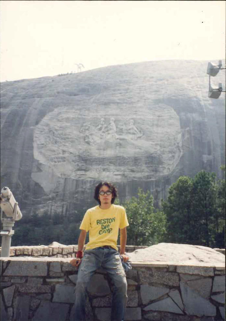 こちらも19歳の時のアメリカ旅行の一枚。「古着のＴシャツにリーバイスはビッグＥ……。典型的なアメカジ愛好者だった時代です」。