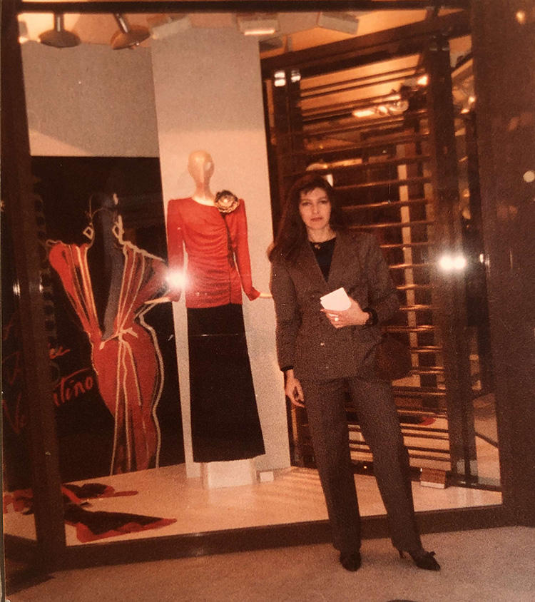 My mother on Madison Ave. in the 1980s wearing the suit made by my Renzo’s tailor on the Ponte Vecchio.  1980年代、NYのマディソンアベニューにて。母は、フィレンツェのポンテヴェッキオにあったレンゾ御用達のテーラーで作ったスーツを愛用した。