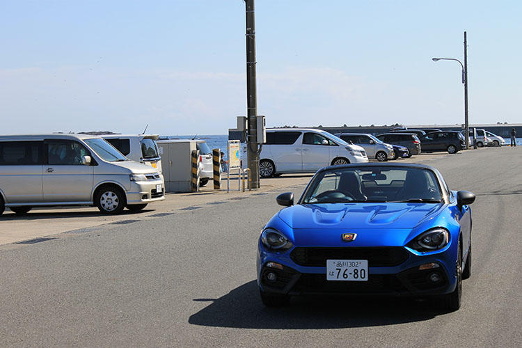 5月の日ざしと風は心地よくて、オープントップで走るには最適。