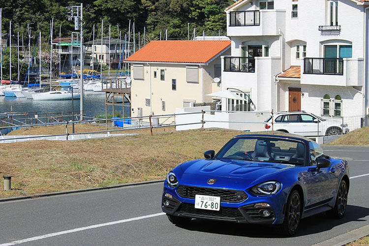 全開にすると空が広がり、前後左右の視界が一気に広がります。