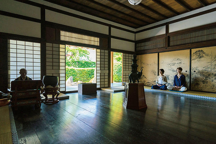 大徳寺などの有名寺院での朝座禅が精神をとぎすます。