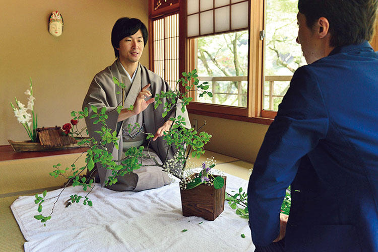 未生流お家元による華道のプライベートレッスンでは、四季の美に気づく。ワンランク上の京都体験が満載だ。