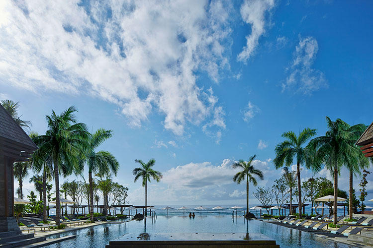 解放的なメインプール。　© The Ritz Carlton Bali