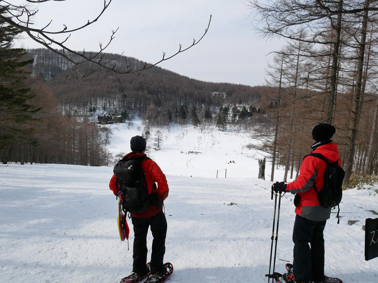 雪山を散歩する「絶景スノーシュー」。時間や体力とも相談しながらコースを決めてくれるので、スノーシュー初体験の編集部員でも安心して楽しめた。