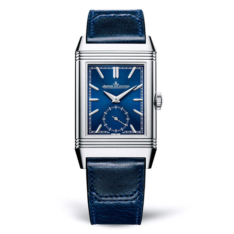 <span style=background-color:#000;color:#fff;padding:10px;>初代顔にスモセコをセット</span><br /><br /><font size=4><b>JAEGER-LECOULTRE</b></font><br />ジャガー・ルクルト<br /><font color=red><b>レベルソ・トリビュート・スモールセコンド</b></font><br />ポロ競技の際に風防を守るために開発された独特な反転構造ケースに加え、アールデコ・スタイルの香気漂うデザインが魅力のレベルソ。トリビュートは1931年誕生の初代のフェイスを受け継ぐシリーズで、今回初めてモノフェイスのデザインが登場した。手巻き。45.6×27.4mm。SSケース。カーフストラップ。85万5000円（ジャガー・ルクルト）