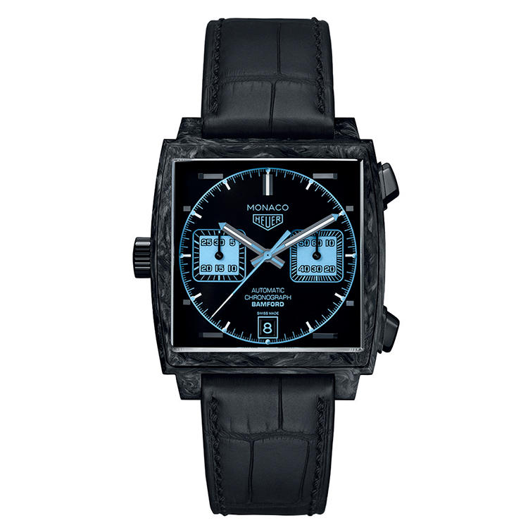 <span style=background-color:#000;color:#fff;padding:10px;>まさかの“公認カスタマイズ”</span><br /><br /><font size=4><b>TAG HEUER</b></font><br />タグ・ホイヤー<br /><font color=red><b>ホイヤー モナコ バンフォード</b></font><br />高級時計のカスタマイズで著名な英国の会社とのコラボにより、ブランドのアイコンがより斬新なルックスに。黒カーボンケース＆オパーリン文字盤の合わせがクールな男らしさを放ち、モードな装いとの相性は完璧だろう。自動巻き。39×39mm。７月発売予定。世界限定500本。予価87万円（LVMHウォッチ・ジュエリー ジャパン タグ・ホイヤー）