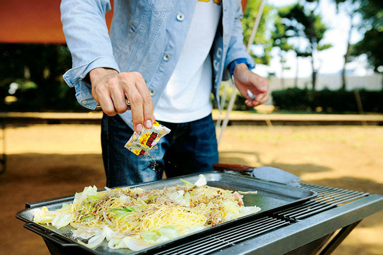 ３：ほぐした焼きそばに少量の水を加えながら蒸し焼き。粉末の焼きそばソースを少なめに加える。麺3玉に対しソースは2袋が目安。