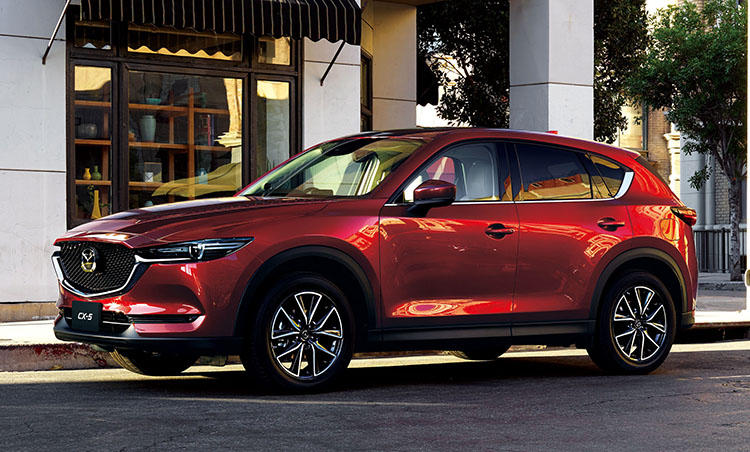 <strong>マツダ CX-5<br />249万4800円〜</strong><br />マツダが独自に磨き挙げてきた総合技術「スカイアクティブテクノロジー」など、高い技術力が光る都市型SUV。サイズは一般的だが車高のおかげでアイポイントが高く、女性も運転しやすい。ライバルより若干割高だが、それだけの価値が詰まった1台だ。 