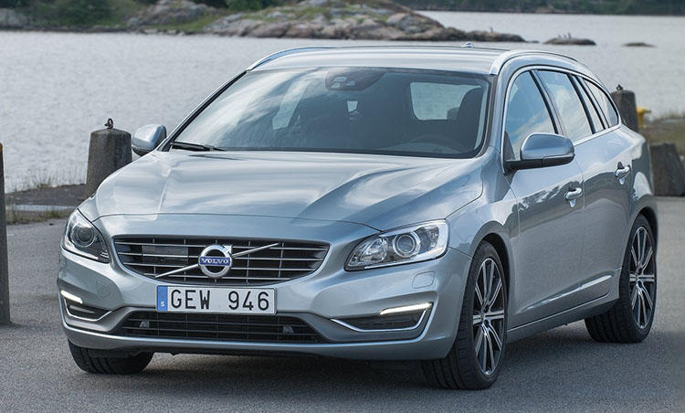 <strong>ボルボ V60<br />469万円〜</strong><br />全長4.6mと一般的な輸入車ワゴンより小振りなV60の魅力は、ギッチリと詰まった中身にある。自動ブレーキを始めとする10種類以上の安全機能を集約した「INTELLISAFE」などボルボらしさを凝縮。北欧ブランドらしい車内のデザインや快適度の高さも大人向きの1台である。