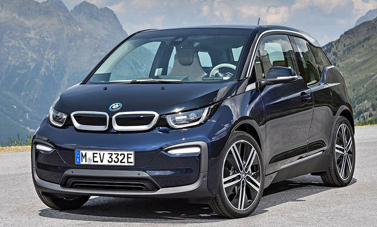 <b>BMW i3<br>538万円〜644万円</b><br>未来的なデザインやリサイクル素材を使ったインテリアなど、個性際立つ見た目のEVモデル、i3。電気の力だけで約390kmも走れ、実用性も高い。家に急速充電設備を設置すれば自慢度はさらにアップ。