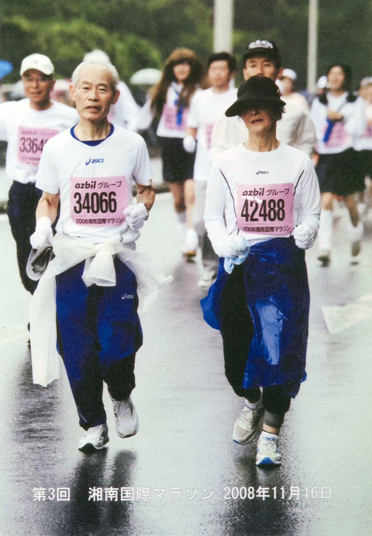 なんと趣味はマラソン。この写真は2008年のもの。最近まで10kmの大会に出場されていたそうだ。