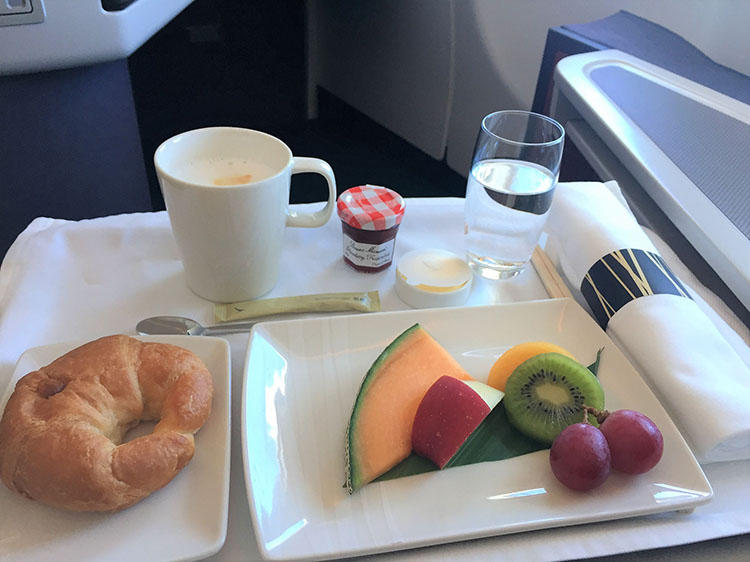 成田-香港線の朝食。といっても、これは前菜として供されたもの。パン、シリアルは数種類用意があり、好きなものをチョイスできる。