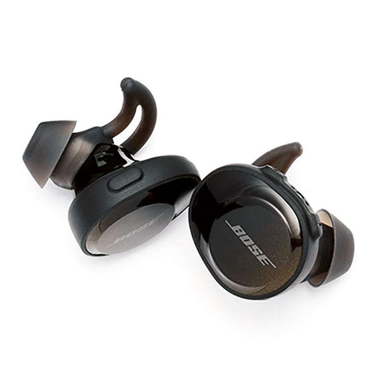 <b>4　BOSEのSoundSport Free wireless headphones</b><br><br><b>ボーズらしい音の鳴りがいい方向に作用してます</b><br>ボーズ初の完全ワイヤレスイヤフォンで、運動時にも安心の防滴仕様。「フィット感が抜群。ローがよく出ていて、それが他の音域とバランスがいいのが好もしいです。ボーズらしいバランスですよね。イマイチな音でもいい感じに補正してくれているイメージ」。実勢価格2万8000円前後（ボーズ・オンラインストア）