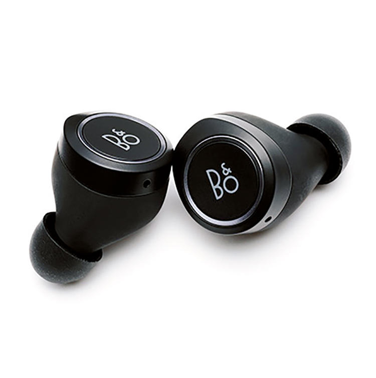 <b>6　B＆O PLAYのBeoplay E8</b><br><br><b>バランスは良好！ デザインも好みです！</b><br>こちらも2のYEVOと同じくNFMI技術を導入しており、安定した接続性がウリ。充電ケースは本革でデザイン性が高い。「音のバランスはいいです。高音域もよく出ていますね。あと、デザインとタッチ各種操作が出来るというインターフェースが素晴らしい！」。3万463円（B&Oお客様サービスセンター）