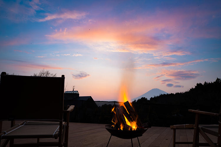 天気が良ければデッキから絶景の富士山が。焚き火の炎を眺めているうちに、空は満天の星空へと変わっていきます。日が沈んだら眠り、日が昇れば起きるのがキャンプの基本。そろそろおやすみなさい。