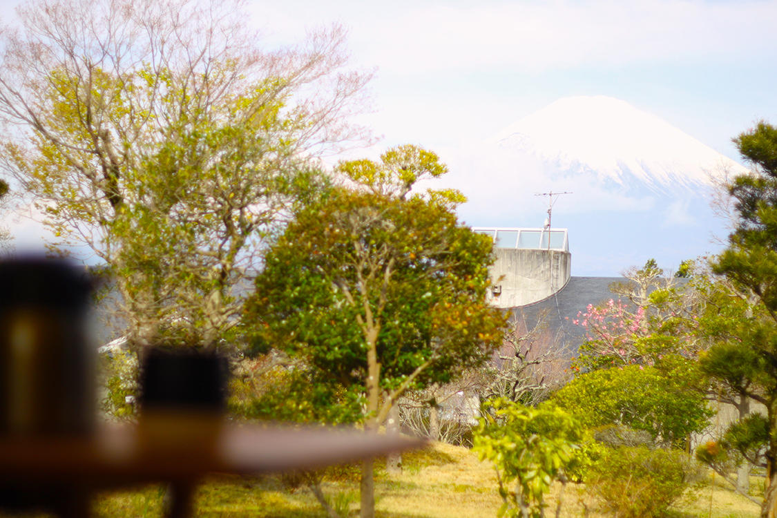 デッキから朝の富士山。富士山パワーをいっぱいに浴びた一泊二日だった。ん?、もう一泊したいなぁ。