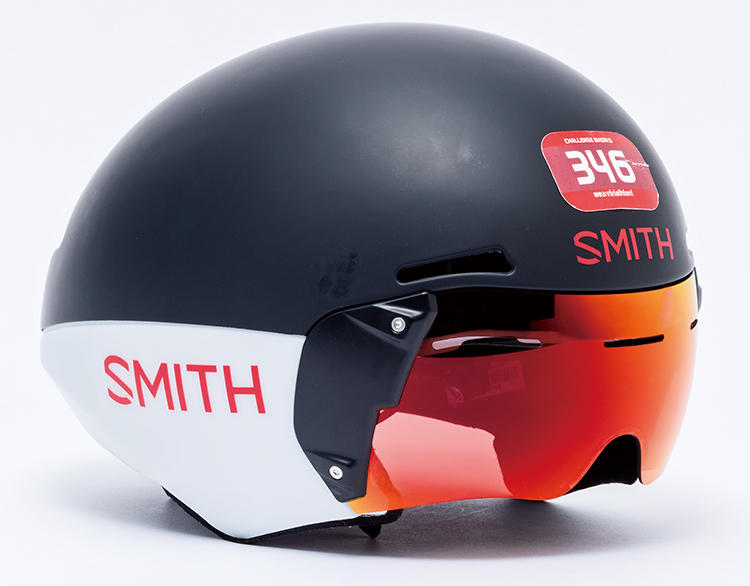 <b><font color=red>SMITH／スミス</font><br>レンズが切り替えられるスタイリッシュな機能美</b><br>ヘルメットはライド中の命綱。大岡さんのお気に入りはスミス。光の加減に合わせ、マグネットで濃淡違いのレンズに取り替えられるのが特徴。日本で持っている人は少ない。