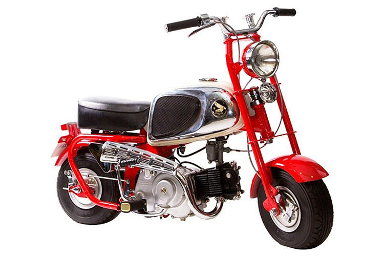 <b>1963年（CZ100）</b><br />1963年、モデルチェンジ版として公道走行に対応させたCZ100型。翌年には海外進出を果たしたことで人気を集めた。