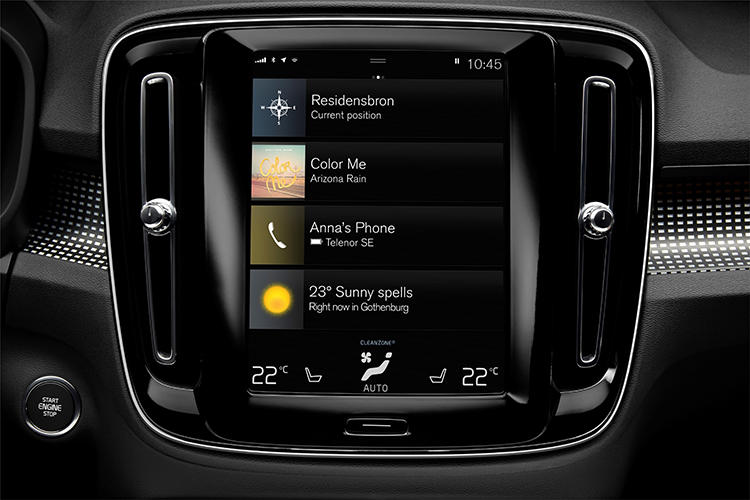 昨今のボルボ車ではおなじみとなった縦型9インチの大型タッチスクリーンディスプレイを標準装備。カーナビ、AV機能、空調なども一元管理できる。またAppleのCarPlayやGoogleのAndroidAutoにも対応している