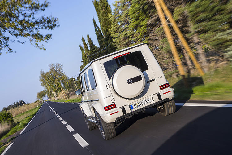 G63にはAMG強化ブレーキやスプリングレートを走行シーンに応じて自在に切り替えるAMG RIDE CONTROLスポーツサスペンションを装備する。