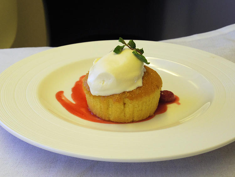 デザートはバニラアイスを載せたりんごとバタースコッチを混ぜたケーキ。雲の上とは思えない洒落たデザートが用意されているのが楽しい。