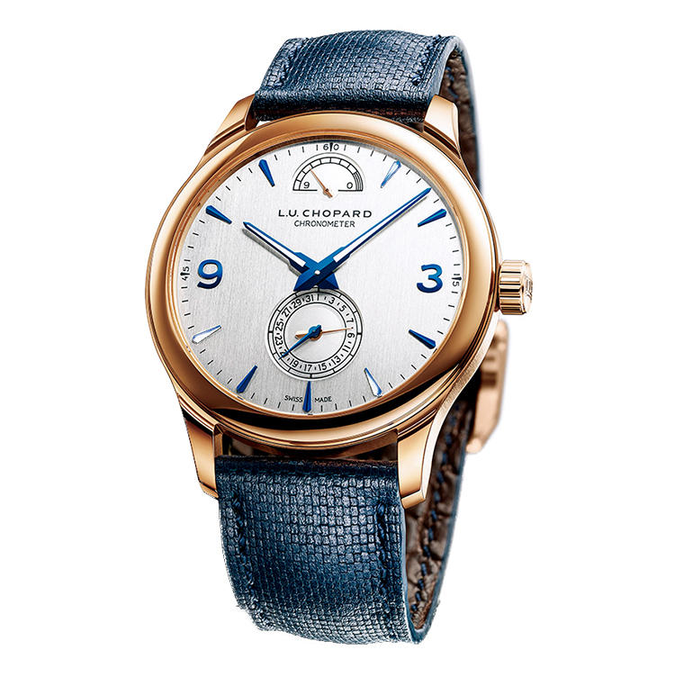 <span style=background-color:#000;color:#fff;padding:10px;>12時位置の数字がタフな証</span><br /><br /><b>CHOPARD</b></font><br />ショパール<br /><font color=red><b>L.U.C クアトロ</b></font><br />ヘアライン装飾を施したシルバーにブルーが映える。12時位置に、パワーリザーブ計を置く。その目盛りの最大値は9。つまり9日間動き続けるタフさを秘めているのだ。COSCも取得。手巻き。径43mm。18KRGケース。カーフレザーストラップにアリゲーターライニング。今冬発売予定。50本限定。予価295万円（ショパール ジャパン プレス）