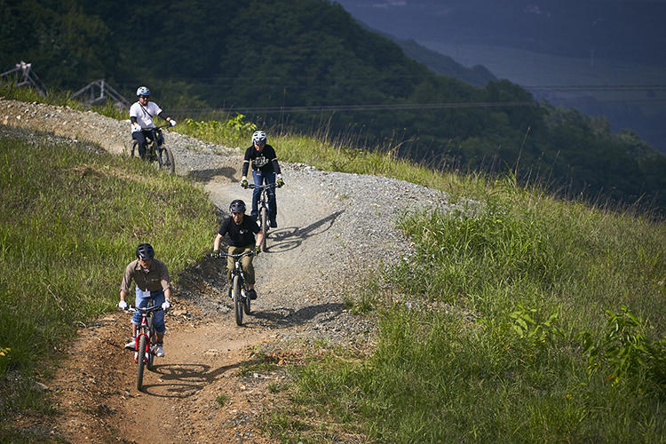 舞台は白馬岩岳MTBパーク。プロのインストラクターが指導するので安心だ。