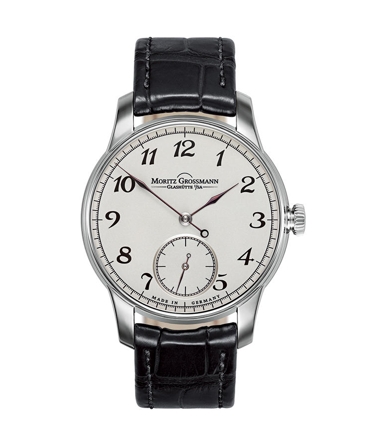 <b>MORITZ GROSSMANN</b><br />モリッツ・グロスマン<br /><br /><b>ベヌー 37</b><hr><b>徹底した手仕事を貫くドイツ時計の新生</b><br />19世紀の時計製作技法を継承し、切っ先を長く伸ばした針の造形も焼き色を付けるのも、１本ずつすべて手作業。ムーブメントも手仕上げで、圧倒的な審美性と高精度とを兼ね備える。手巻き。径37 mm。18KWGケース。アリゲーターストラップ。320万円（モリッツ・グロスマン ブティック）