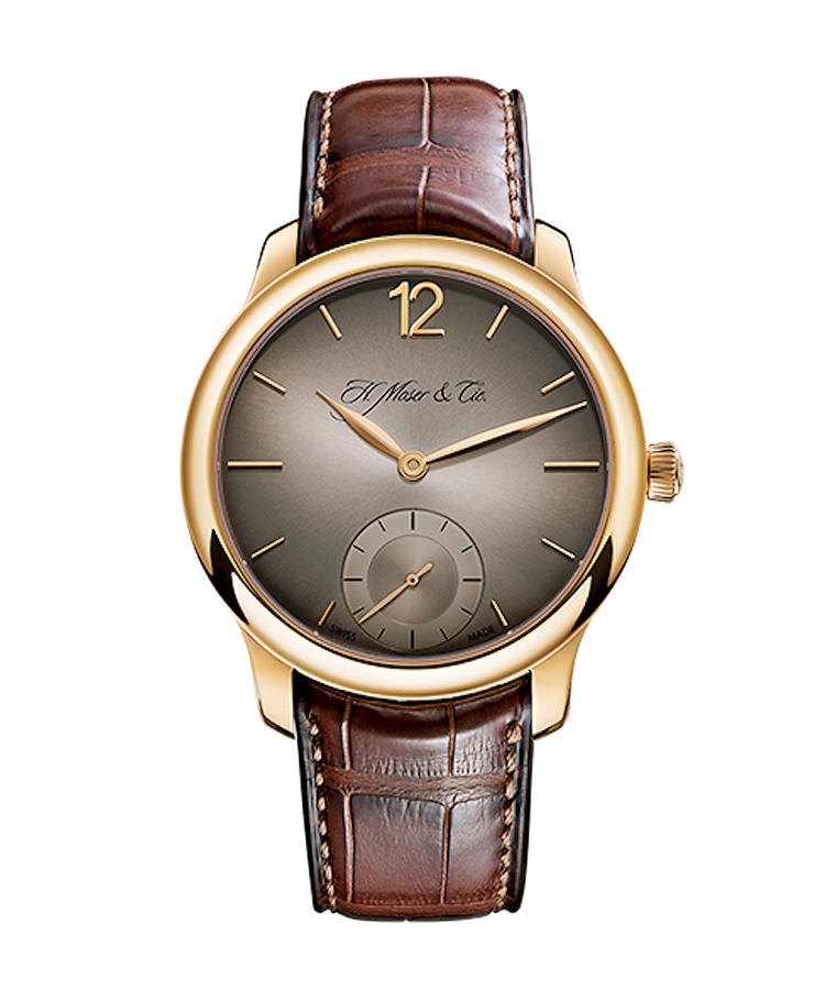 <b>H. MOSER & CIE.</b><br />H.モーザー<br /><br /><b>エンデバー・スモールセコンド</b><hr><b>愛好家の誰もがうなる高品位な外装と機械</b><br />繊細にグラデーションするフュメダイヤルが、アイコニックな美を奏でる。ひげゼンマイも自社製とする３日巻きムーブメントは、ユニット式脱進機など独創性を放ち、かつ高品位で仕上げも美しい。手巻き。径38.8mm。18KRGケース。アリゲーターストラップ。189万円（イースト・ジャパン）