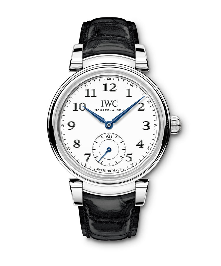 <b>IWC</b><br />アイ・ダブリュー・シー<br /><br /><b>ダ・ヴィンチ・オートマティック 150イヤーズ</b><hr><b>上質な新ムーブメントで150周年を祝す</b><br />創業150周年を記念したモデルの一つ。シリーズ初のスモールセコンド仕様は、新開発の自社製ムーブメント搭載でかなえられた。そのダイヤルはラッカーを幾層も重ね、エナメルに似た質感を表す。可動式ラグが、クラシカルな外観に個性を添える。限定500本。自動巻き。径40.4mm。SSケース。アリゲーターストラップ。103万円（IWC）