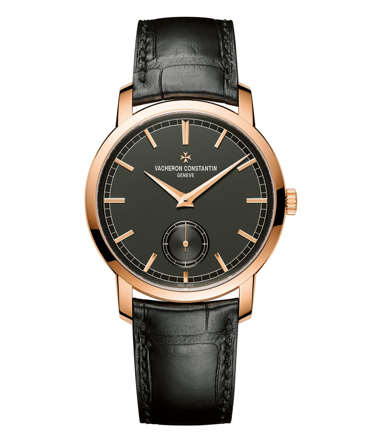 <b>VACHERON CONSTANTIN</b><br />ヴァシュロン・コンスタンタン<br /><br /><b>トラディショナル（スモールセコンド）</b><hr><b>伝統技術で育んだクラシカル・モダン</b><br />PGのケースと濃いスレートグレーのダイヤルの組み合わせが、重厚なエレガンスを生み出す。伝統的手仕上げを義務付けるジュネーブ・シール取得。外装も機械も審美性は極めて高い。手巻き。径38mm。18KPGケース。アリゲーターストラップ。225万円（ヴァシュロン・コンスタンタン）