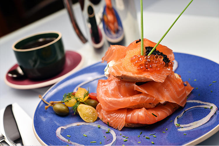 おかず系希望の方には、サーモンタップリの「Lox of Bagel」