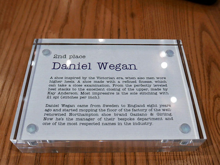 Daniel Wegan。8年前に、スウェーデンからイングランドに移住。まずはノーサンプトンの老舗、ガジアーノ＆ガーリングの工場の床掃除から始め、腕を磨いて靴職人に。