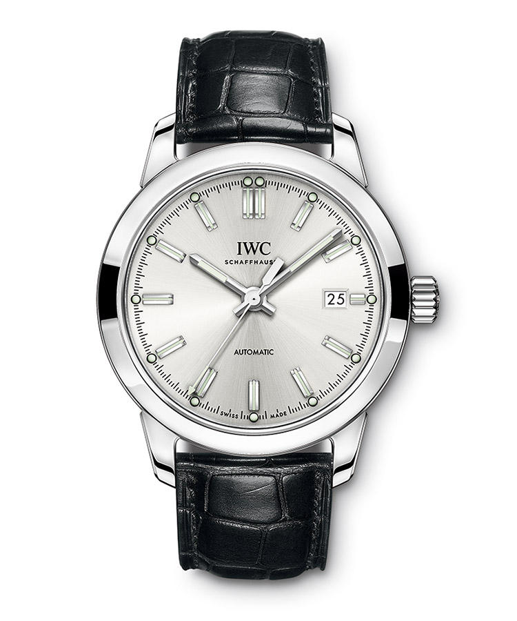 <b>IWC</b><br/>アイ・ダブリュー・シー<br/><br/><b>インチ?ュニア・オートマティック</b><hr><b>ウ?ィンテーシ?かつシンフ?ルな堅実時計</b><br/>ウ?ィンテーシ?な雰囲気を感し?させるのは、1950年代製モテ?ルをモチーフとしているから。シンフ?ルなタ?イヤルは、外周に配したト?ットの夜光インテ?ックスか?アクセントに。適度なスホ?ーティさと誠実な印象を兼ね備える。自動巻き。径40mm。SSケース。アリケ?ーターストラッフ?。51万5000円(IWC)