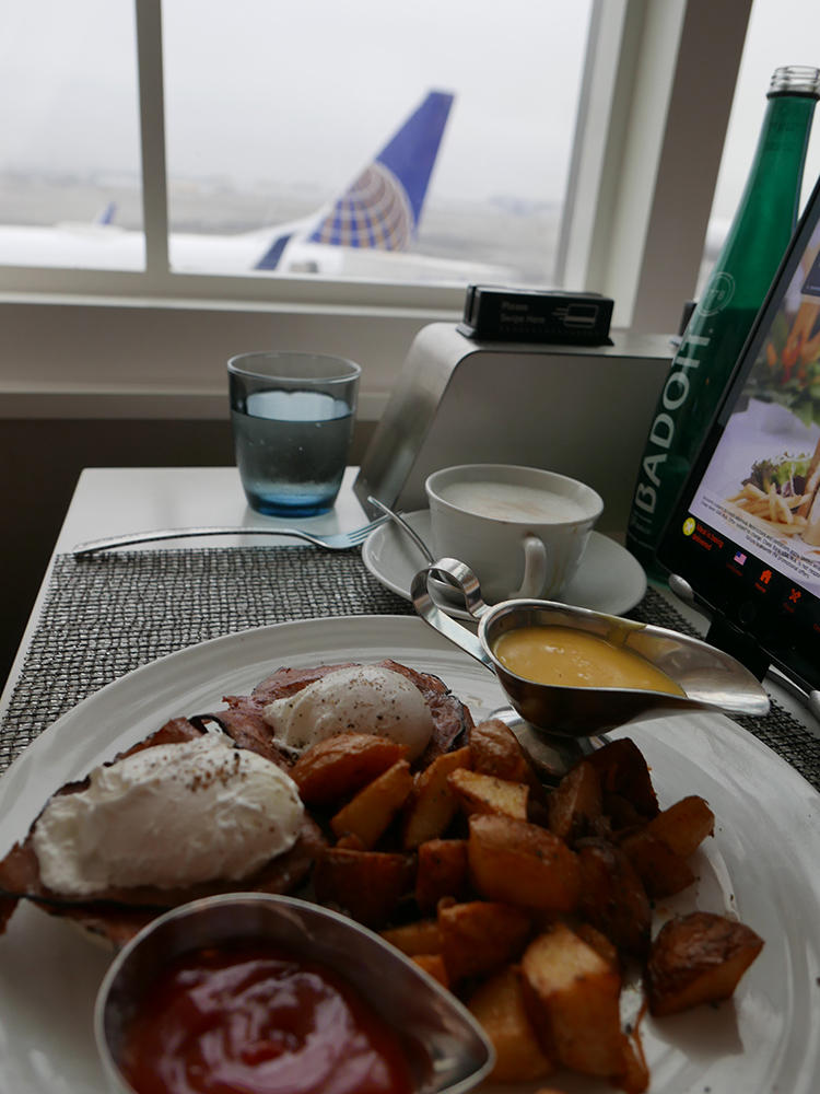 窓のすぐ外に、ユナイテッド航空の機体を眺めながら食事を楽しむことができる。