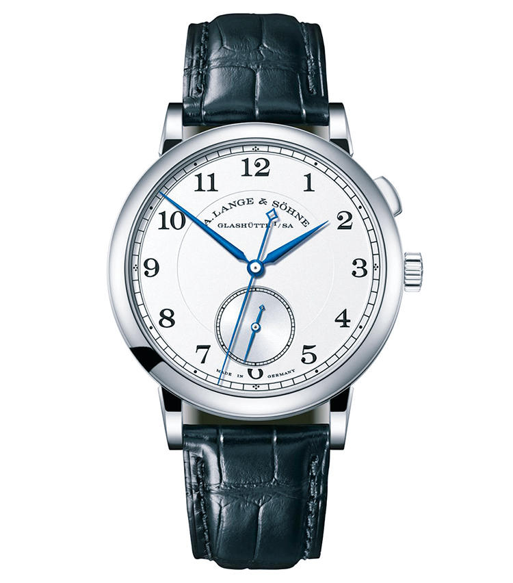 ■<b>A.LANGE & SOHNE</b><br>A.ランゲ&ゾーネ 1815“ウォルター・ランゲへのオマージュ”<br><br><b>特殊な機能に託すブランドの歴史</b><br>6時位置のスモールセコンドとは別に、センターに置く大きな秒針は1秒刻みで運針するジャンピングセコンドに。2時位置のボタンで作動／停止もできる150年前の創業者の発明を、現代に復活させた。限定145本。手巻き。径40.5mm。18KWGケース。アリゲーターストラップ。予価534万円。9月以降発売予定（A.ランゲ＆ゾーネ）