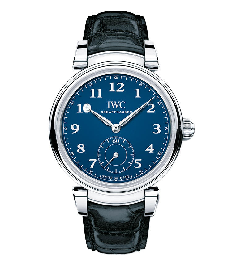 ■<b>IWC</b><br>アイ・ダブリュー・シー ダ・ヴィンチ・オートマティック “150イヤーズ”<br><br><b>創立記念を祝すマスターピース</b><br>新開発の自社製キャリバー82200を初搭載した新作。高効率なペラトン式自動巻き機構などIWCらしい設計で、150周年の節目を飾る。何層もラッカーを塗り重ねたブルーのダイヤルは、エナメルにも似た質感が美しい。限定500本。自動巻き。径40mm。SSケース。アリゲーターストラップ。予価103万円。4月発売予定（IWC）