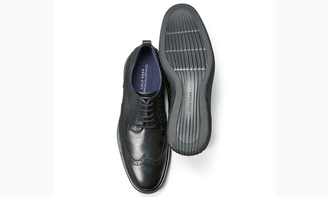 <p><strong>COLE HAAN ／ コール ハーン</strong></p><h3 class='h3' style='margin-bottom: 5px'>革靴の常識を覆す進化の最新形</h3><p>ドレス靴に革新を起こした「グランドエボリューション」シリーズ。衝撃吸収性と安定性を兼ね備える二重構造のアウトソール、人間工学に基づくインソールなどで包み込まれるような履き心地が味わえる。4万5000円（コール ハーン ジャパン）</p>