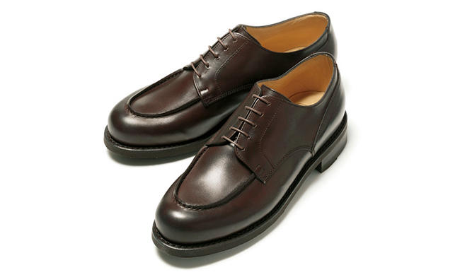 <span style='font-size:1.2em;'><strong>PARABOOT</strong></span><br /><strong>パラブーツのシャンボード</strong><br />ノルウィージャンではなくグッドイヤーウェルト製法で作られたシャンボードは、定番よりコバ周りがスッキリ。緑のブランドタグも省略され、ドレスの装いに合わせやすい。<br />7万円（パラブーツ青山店）